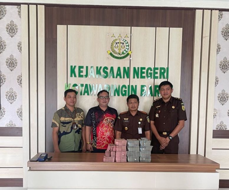 Kepala Kejari Kobar didampingi Kasi Pidana Umum (Pidum) foto bersama keluarga terpidana narkoba Jamaludin saat penyerahan uang pengganti, Selasa (6/2/2024).