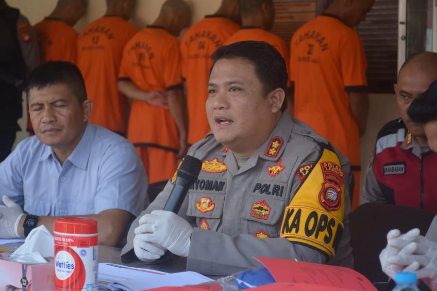 Kapolres Landak AKBP I Nyoman Budi Artawan memimpin konferensi pers di Mapolres Landak, beberapa waktu lalu. (MIFTAHUL KHAIR/PONTIANAK POST)