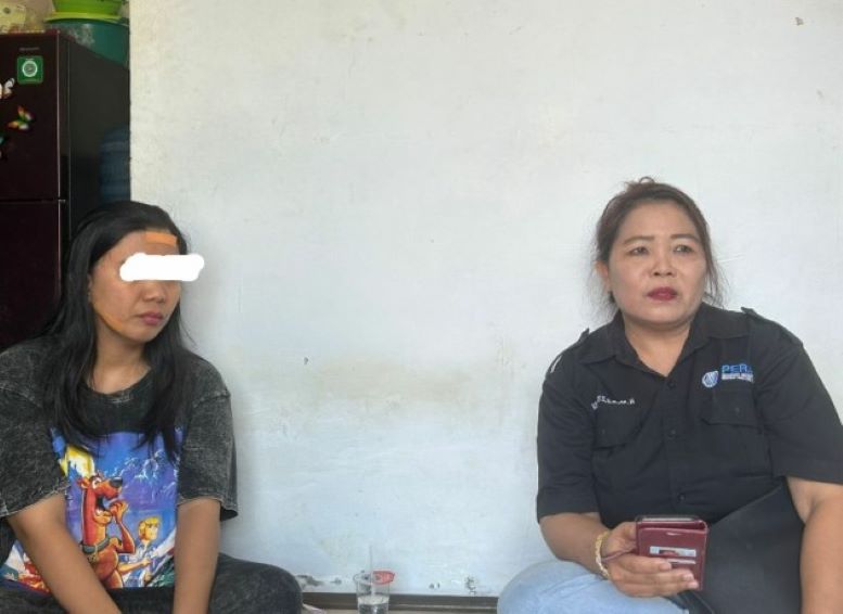 DIDAMPINGI PH: FS didampingi kuasa hukumnya memberikan keterangan terkait dugaan KDRT yang dialaminya. FOTO: ELIAZAR/RADAR TARAKAN