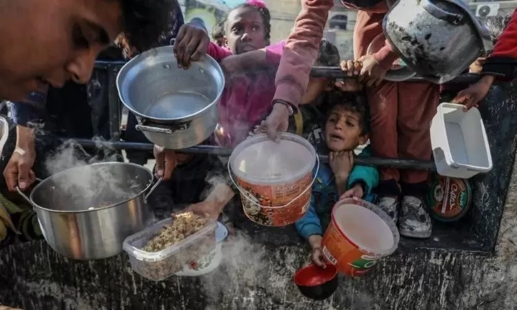 Warga Palestina di Rafah mengantri makanan./MEMO