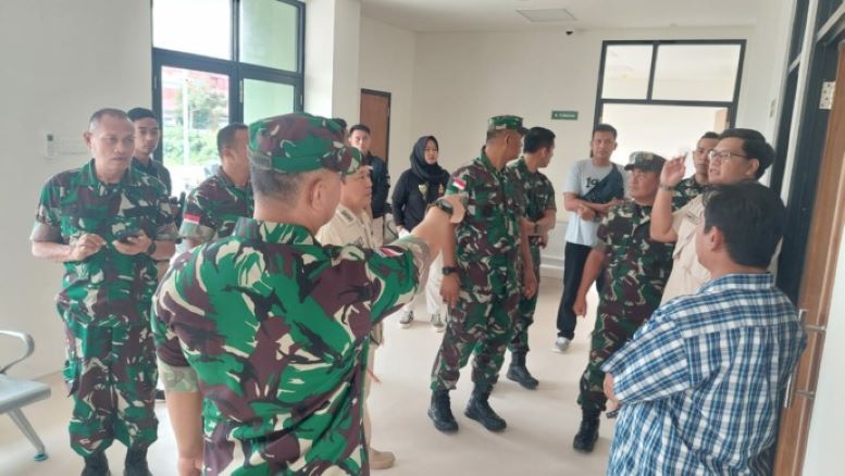 Danrem 092/Maharajalila bersama jajaran Korem 092/Maharajalila dan Kodim 0903/Bulungan meninjau ruangan RS Tingkat IV Abdul Rais Fatah.