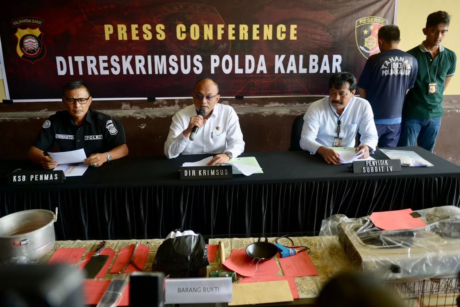 Direktorat Reserse Kriminal Khusus Polda Kalbar saat menggelar konferensi pers tentang pengungkapan kasus penjualan konten berisi penyiksaan satwa monyet ekor panjang, Jumat (9/2). (ARIEF NUGROHO)