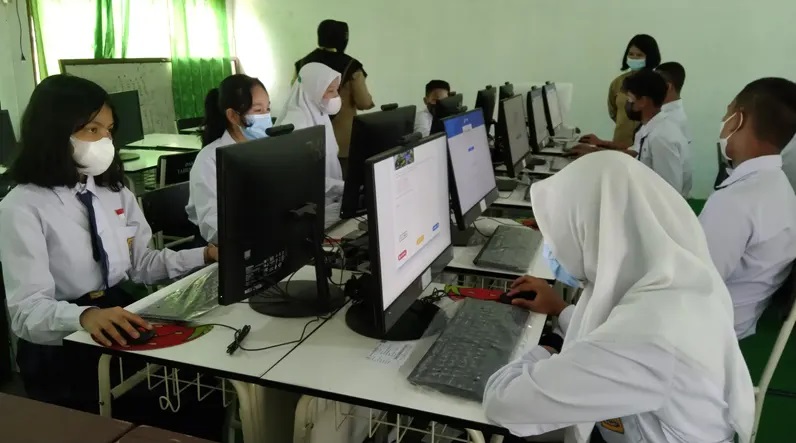 KEKURANGAN GURU: Sejumlah pelajar SMP di Kabupaten Kotawaringin Barat saat mengerjakan tugas mereka. Saat ini kekurangan guru di kabupaten tersebut mencapai ratusan orang.