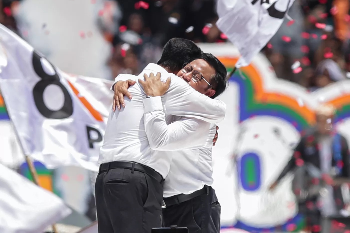 Capres nomor urut 1 Anies Baswedan berpelukan dengan cawapres Muhaimin Iskandar usai menyampaikan pidato politik sekaligus menyapa para pendukungnya dalam kampanye akbar.