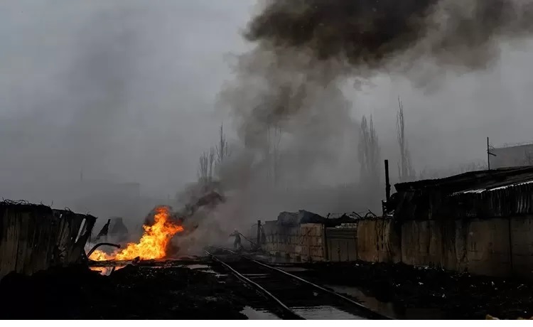 Kobaran api pada hari Sabtu (10/2) di dekat depot bahan bakar yang diserang pesawat tak berawak Rusia pada hari Jumat (9/1). (nytimes.com)