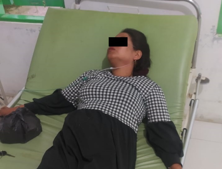 LEMAS: Seorang ibu rumah tangga saat menjalani perawatan di puskesmas setelah dibegal,  Sabtu (10/2/2024) sore. (ISTIMEWA/RADAR SAMPIT)