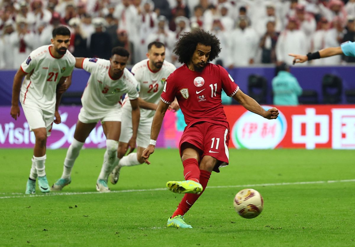 Timnas Qatar juara Piala Asia 2023 setelah dapat 3 hadiah penalti di final lawan Yordania. Afif melakukan tendangan penalti. (Foto: REUTERS)