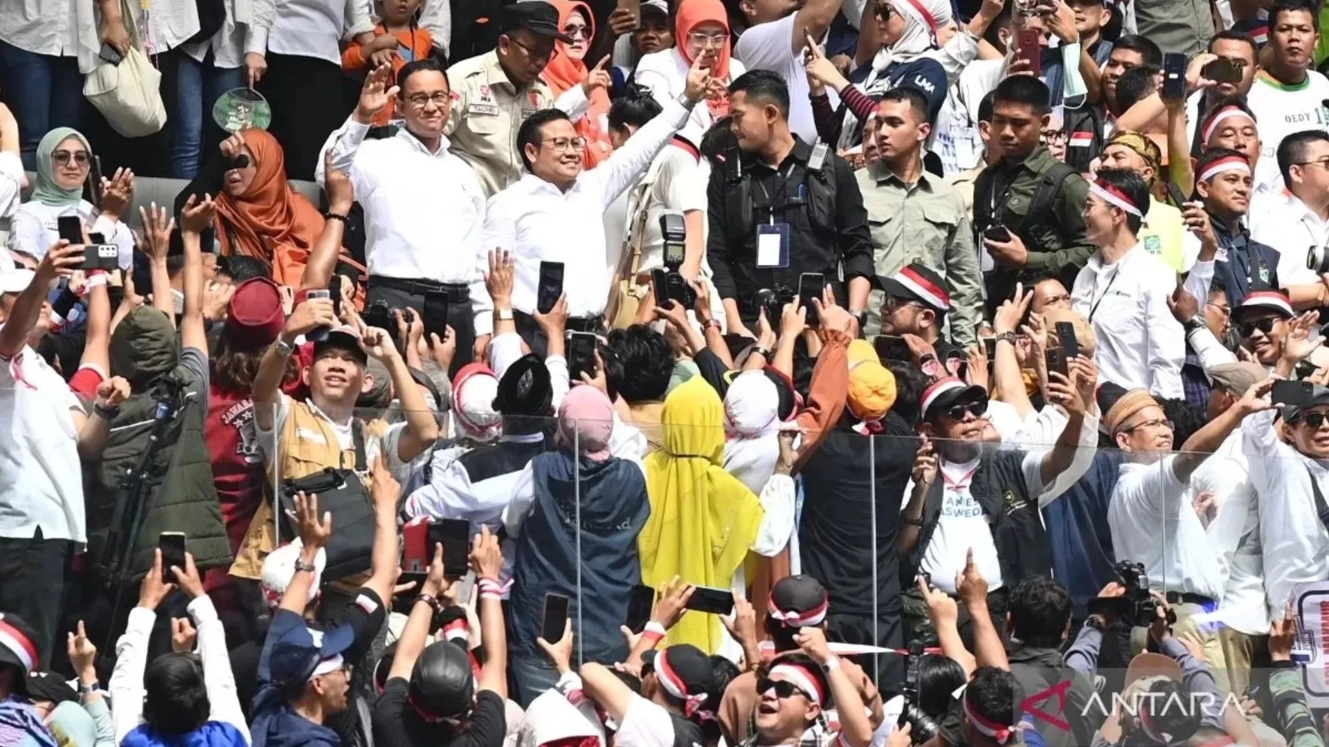 Anies Baswedan, calon presiden nomor urut 1, didampingi oleh cawapres Muhaimin Iskandar, menyapa pendukungnya dalam kampanye akbar di Jakarta International Stadium (JIS), Jakarta, pada Sabtu (10/2).