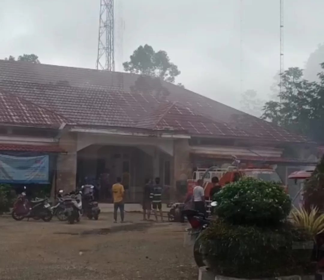 LAYANAN TERHENTI: Petugas Pemadam Kebakaran memadamkan api yang membakar Kantor Kecamatan Tanta, Sabtu (10/2/2024).(foto: Ibnu Dwi Wahyudi/Radar Banjarmasin)