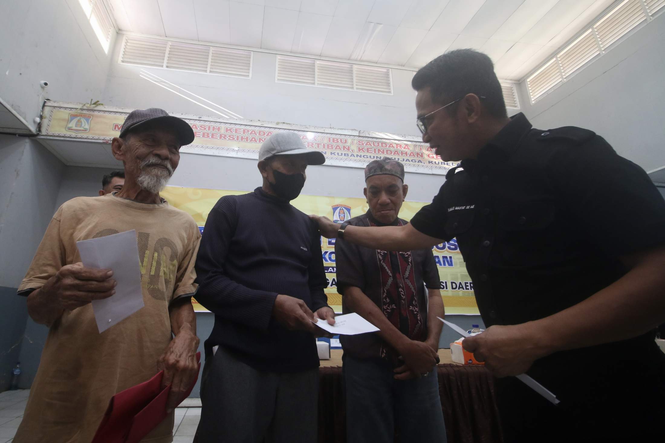 SEMRINGAH: Rahmad Mas&rsquo;ud menyerahkan bansos kepada warga yang berhak. Bantuan dari pemerintah daerah ini merupakan intervensi untuk menangani inflasi sekaligus menjaga daya beli masyarakat. ANGGI P