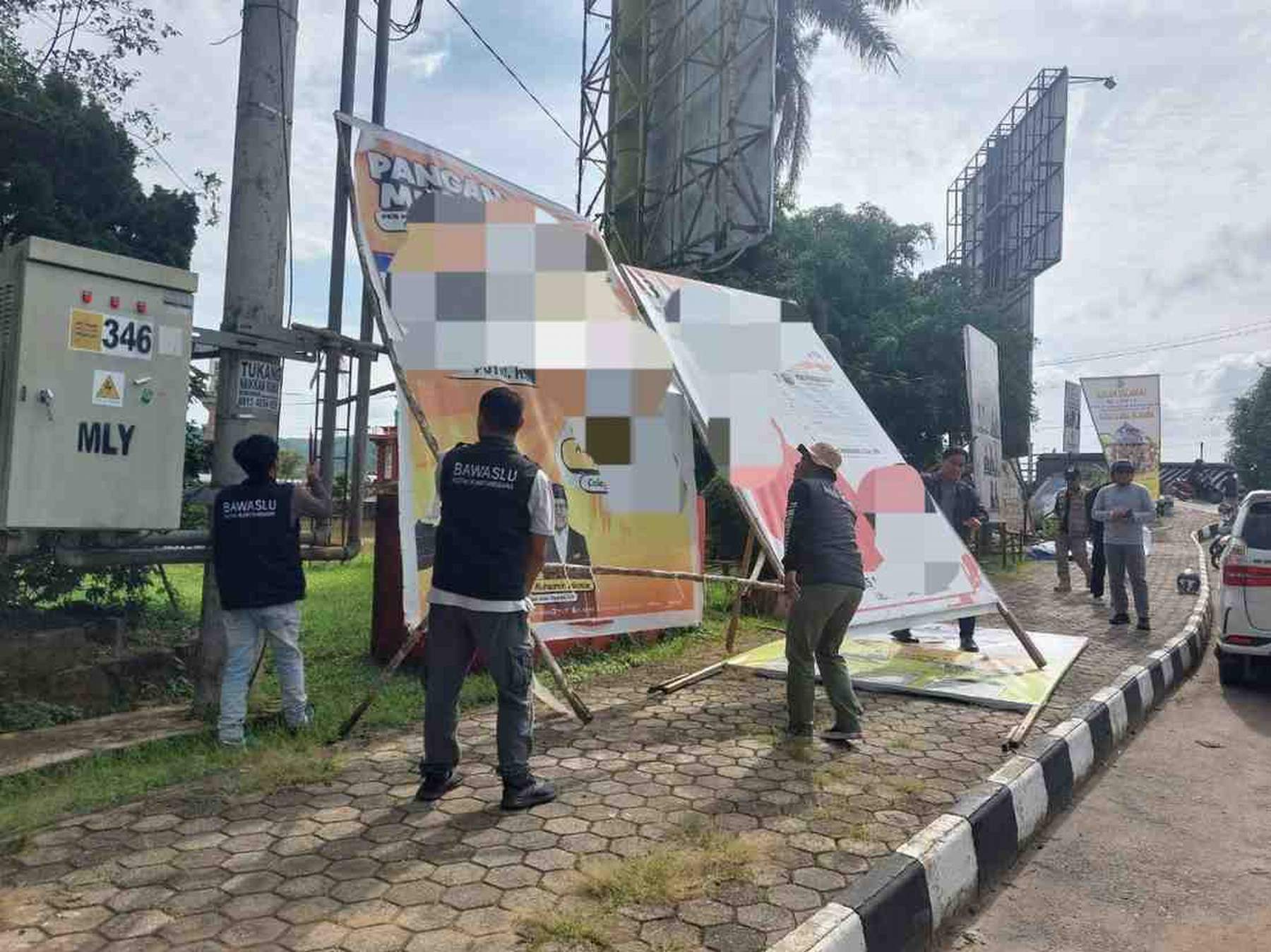 MASA TENANG: Penertiban APK di masa tenang pemilu oleh tim gabungan.