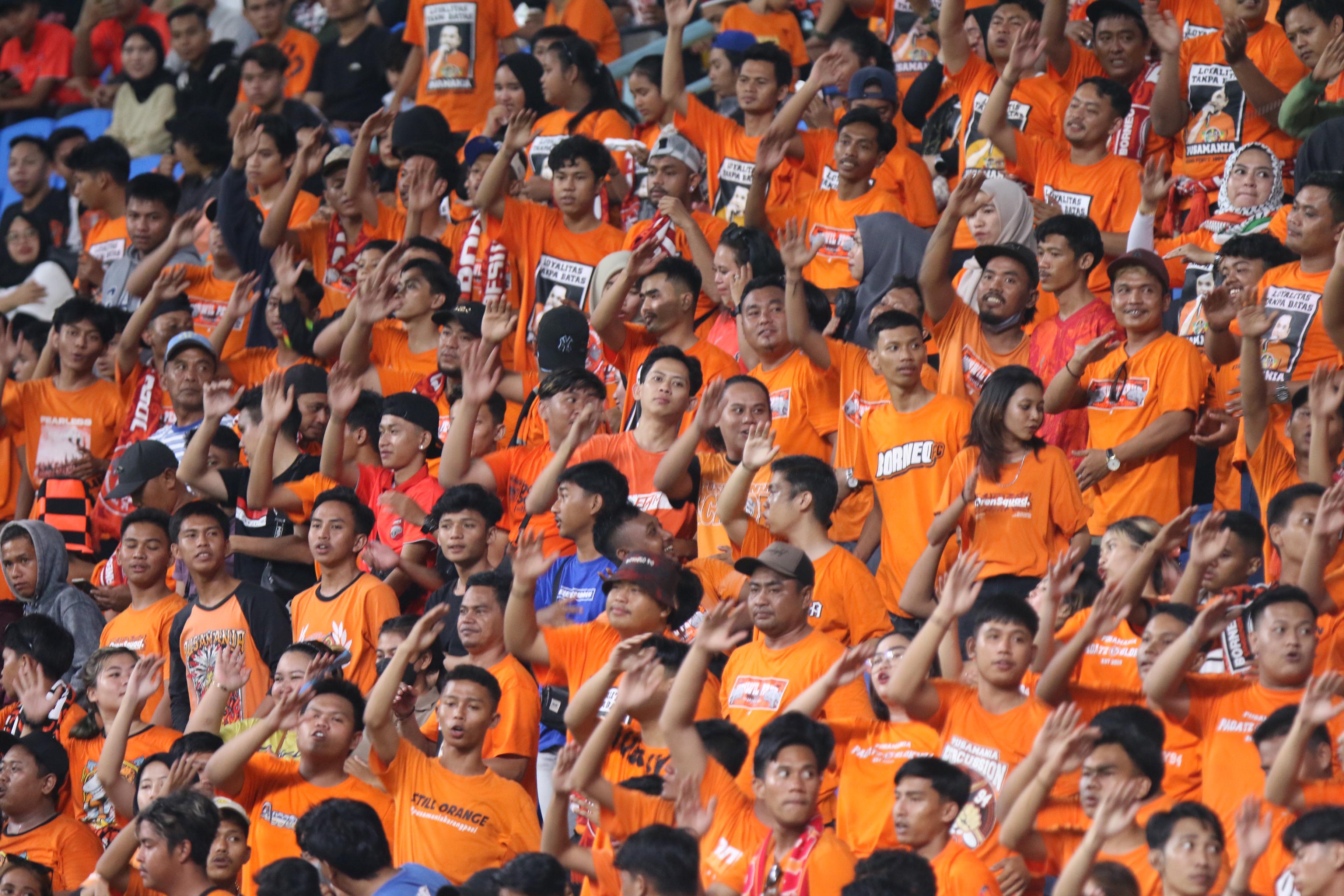 LOYALITAS: Aksi Pusamania saat mendukung Borneo FC melawan Persija Jakarta di Stadion Batakan, Balikpapan (6/2). ANGGI PRADITHA