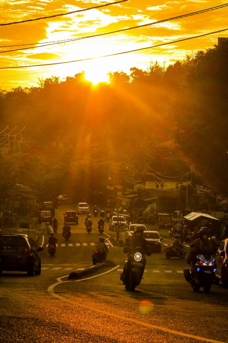 Balikpapan, salah satu kota termaju di Kalimantan. Tampak salah satu kesibukan di sudut kota Balikpapan.