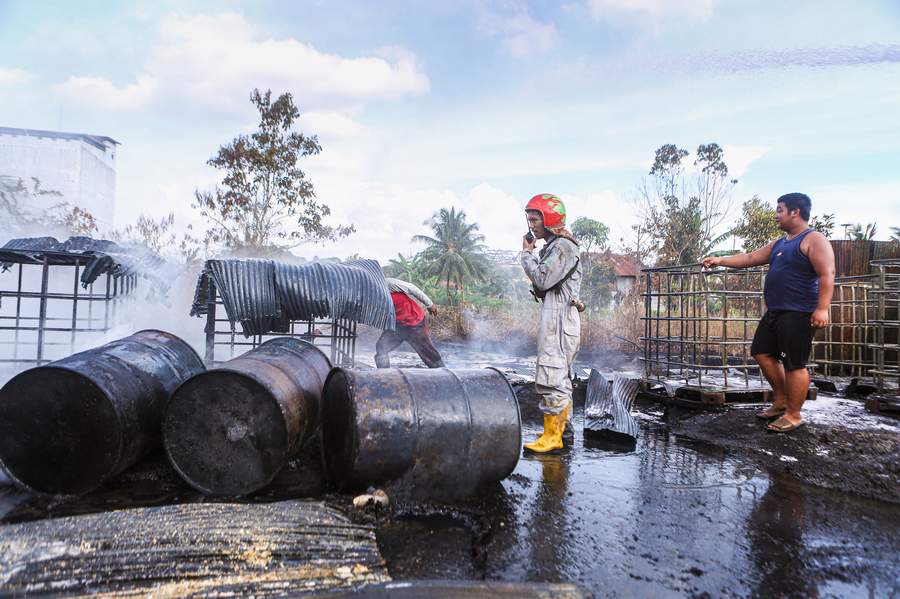 BUTUH PENYELIDIKAN LANJUTAN: Tempat penampungan atau gudang BBM di Palaran yang terbakar, masih belum diketahui siapa pemiliknya. DOK