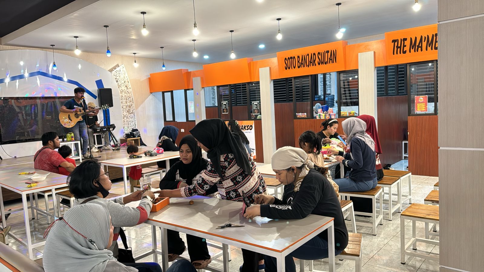 TERBUKA: Suasana food court di Pasar Merdeka, Kelurahan Sungai Pinang Dalam, Kecamatan Sungai Pinang, menyediakan beragam penganan yang diminati masyarakat, Jumat (9/2).