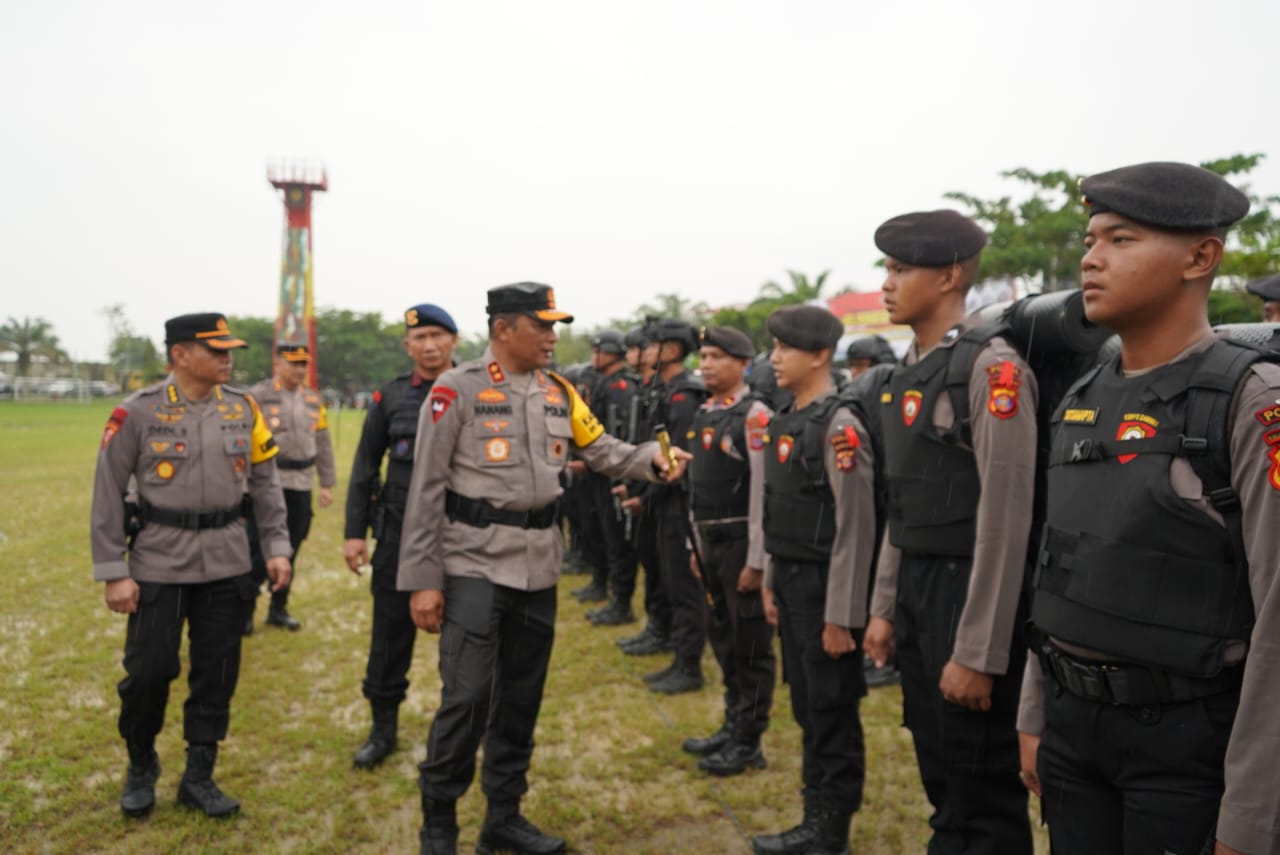 Kapolda Kaltim Irjen Nanang Avianto pada apel Pergeseran Pasukan (Serpas) pengamanan TPS dan personil penebalan ke Polres/Polresta jajaaran di wilayah hukum Polda Kaltim.