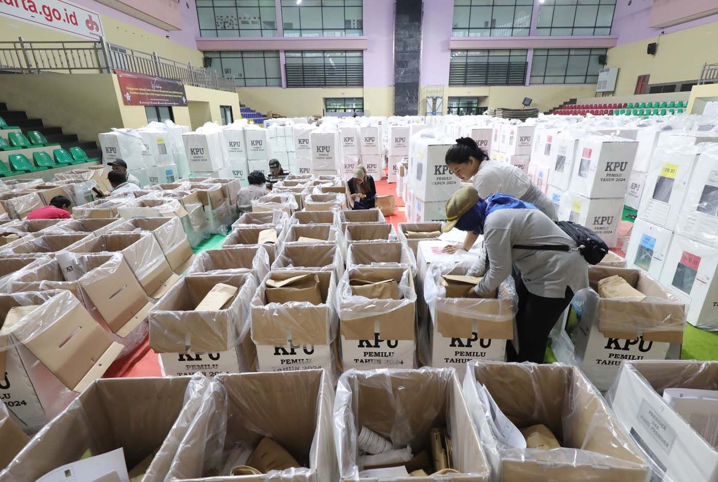 KPPS menyiapkan logistik pemilu.