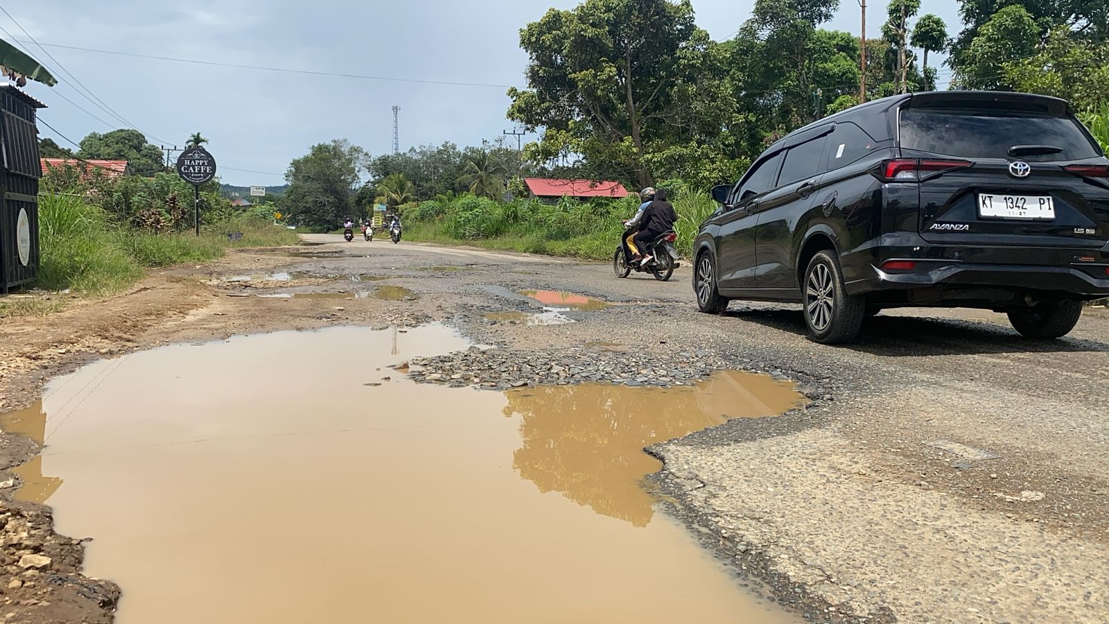 MAKIN PARAH: Kondisi Jalan Hasanudin di Kelurahan Simpang Raya, Barong Tongkok, semakin parah.&nbsp;Lukman Hakim/KP