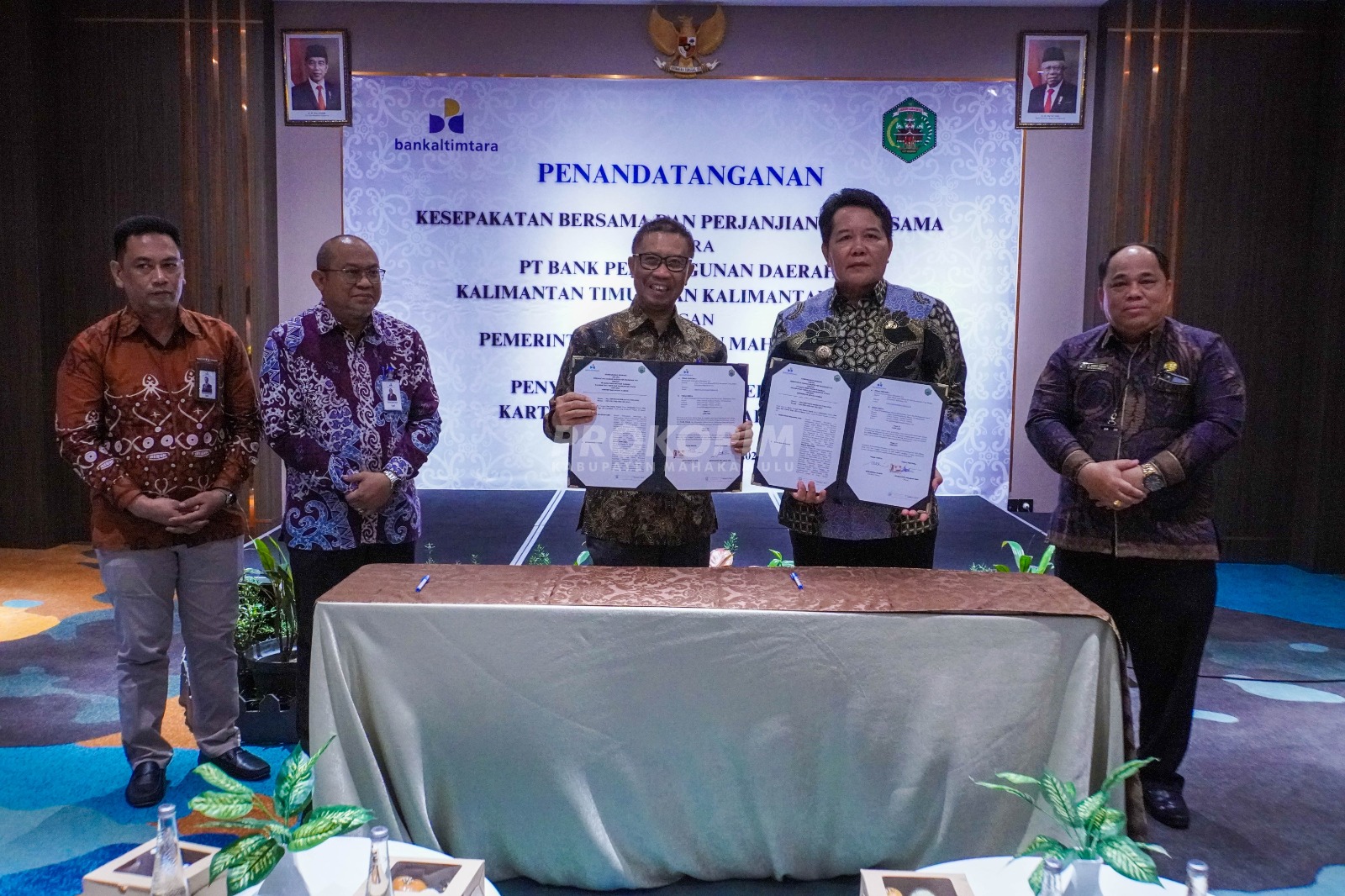 KERJA SAMA: Bupati Mahulu Bonifasius Belawan Geh bersama Dirut PT BPD Kaltimtara Muhammad Yamin menunjukkan kesepakatan perjanjian kerja sama di Hotel Fugo Samarinda, Rabu (7/2).&nbsp;PROKOPIM