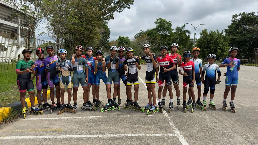 AGENDA RUTIN: Atlet sepatu roda Kaltim menjalani latihan di kompleks GOR Kadrie Oening, Jumat (9/2).&nbsp;EKO PRALISTIO/KP