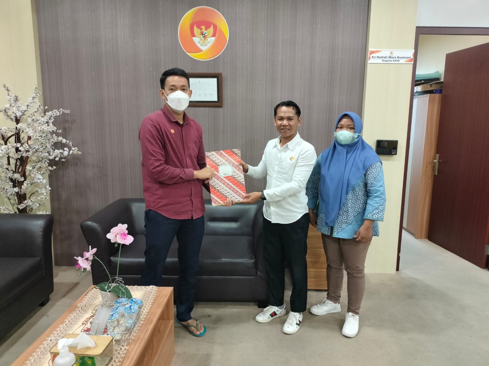 LAPORAN: Tata Rusmansyah (tengah) menyerahkan dokumen laporan kepada KASN di Jakarta.(ist)