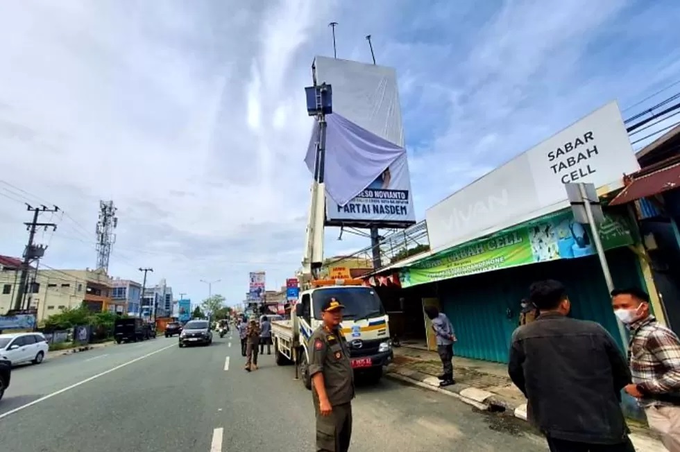 Petugas gabungan yang terdiri dari Satpol PP,BPBD, Dinas Perhubungan (Dishub), Dinas Lingkungan Hidup (DLH) serta panitia pengawas Pemilu Kecamatan masih terus berupaya melakukan penertiban.