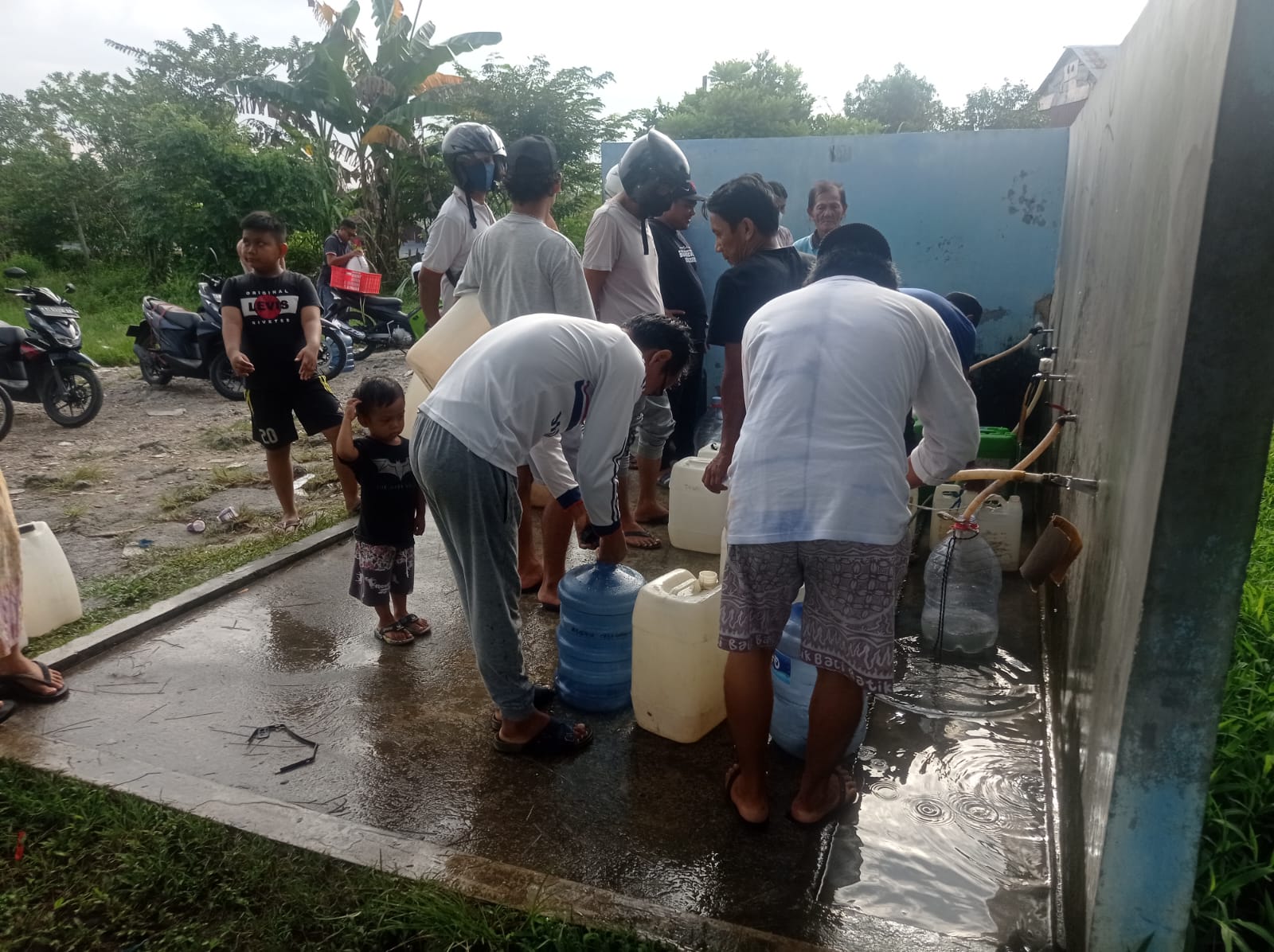 ANTRE AIR: Sejumlah warga di Berebas Tengah, Bontang, memasok kebutuhan air dari tempat pengambilan air di lapangan Kampung Baru imbas pemadaman listrik yang membuat distribusi air ikut terganggu.