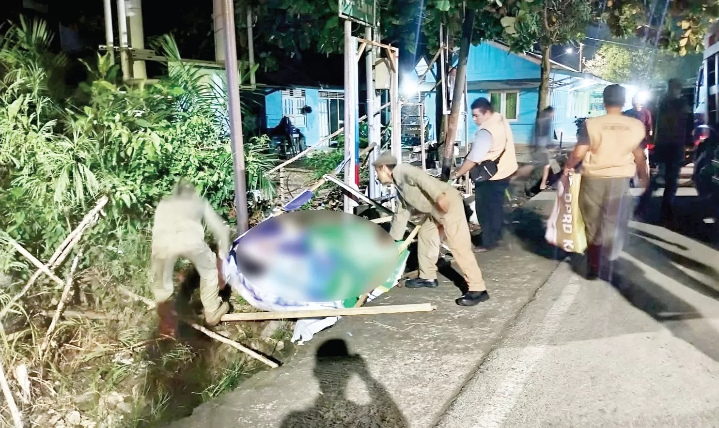 MASA TENANG:Tim gabungan Satpol PP, Panwascam Kecamatan Tanah Grogot dan TNI Polri membersihkan APK yang tersebar di wilayah Kecamatan Tanah Grogot. (FOTO:TOMI/PASER POS)