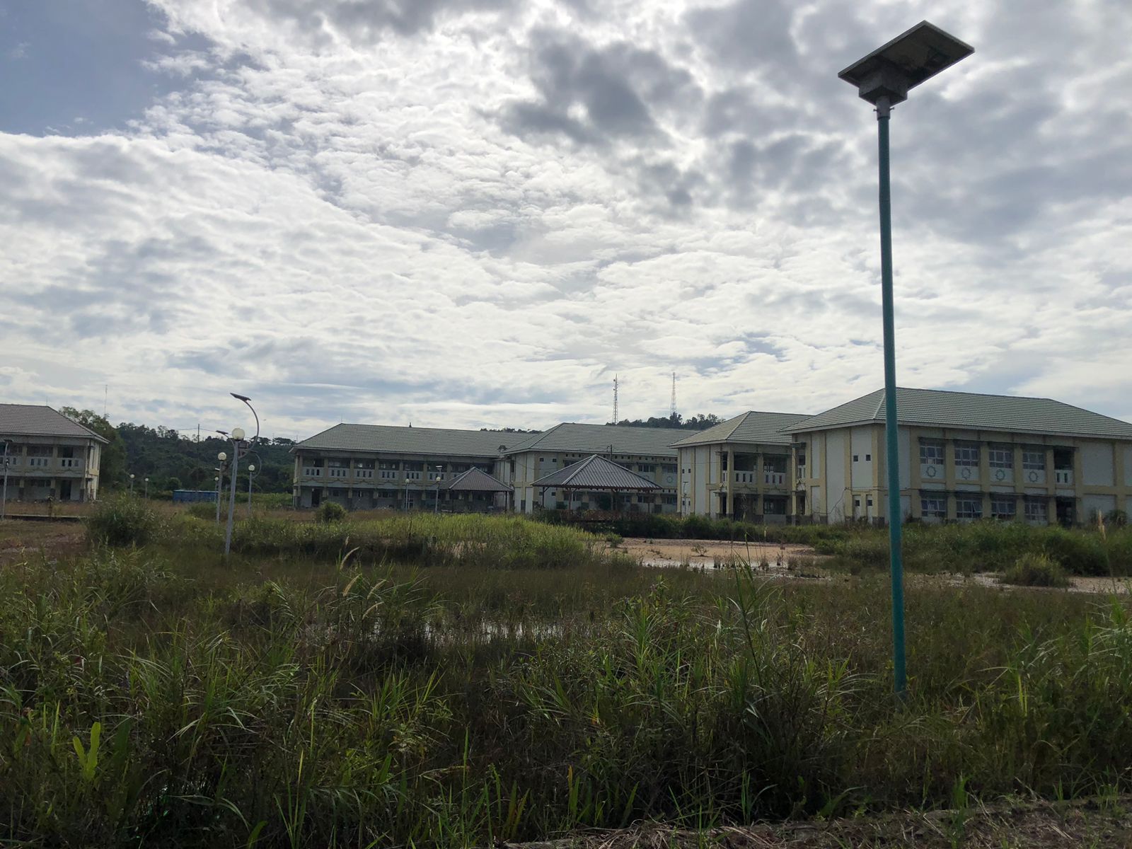 BUTUH PERHATIAN: Rimbunnya rumput di area Kampus STAIS dan beberapa fasilitas kampus yang mengalami kerusakan. (Khaidir/Kp)