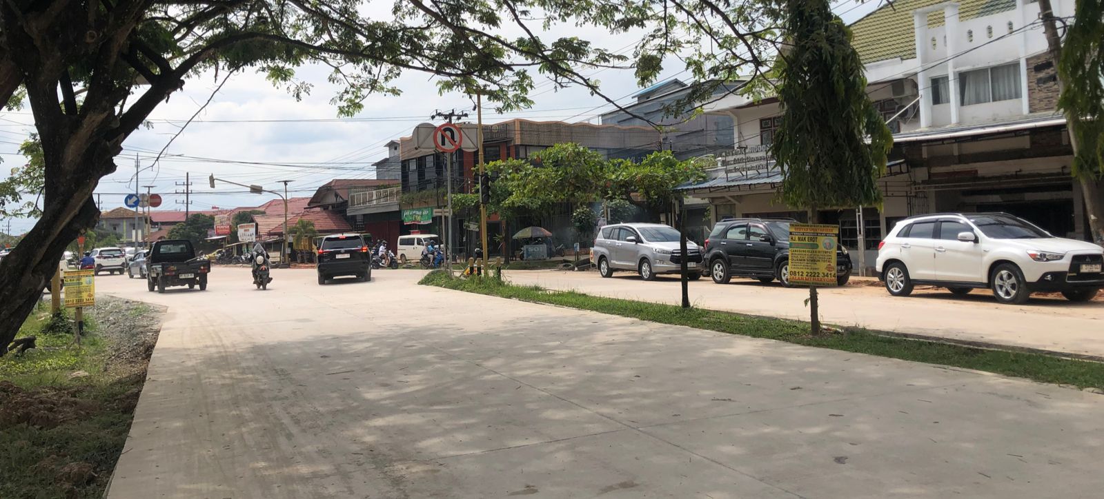 LALU LINTAS: Traffic light di simpang empat Jalan APT Pranoto hanya kedip kuning hingga pengerjaan proyek drainase selesai. (Khaidir/Kp).