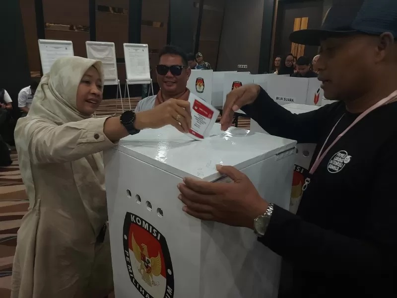 SIMULASI: Salah satu pemilih disabilitas netra menjalani simulasi pemungutan suara dari KPU Kota Banjarbaru. (FOTO: FADLAN ZAKIRI/RADAR BANJARMASIN)