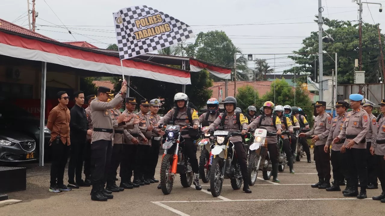 SIAP BERTUGAS: Kapolres Tabalong, AKBP Anib Bastian melepas keberangkatan personel pengamanan TPS ke wilayah terjauh di Kabbupaten Tabalong, Minggu (11/2/2024).(foto: Inu Dwi Wahyudi/Radar Banjarmasin