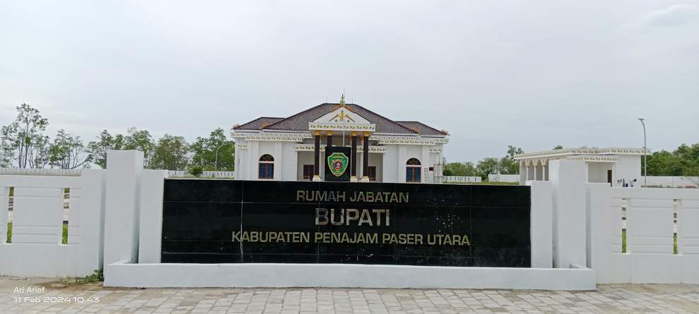 DIKEBUT: Rujab Bupati PPU terkini di Jalan Coastal Road, Sei Parit, Penajam, PPU, yang sedang dikebut penyelesaian pembangunannya ini disebut-sebut memiliki fasilitas setara hotel bintang lima.(ari)