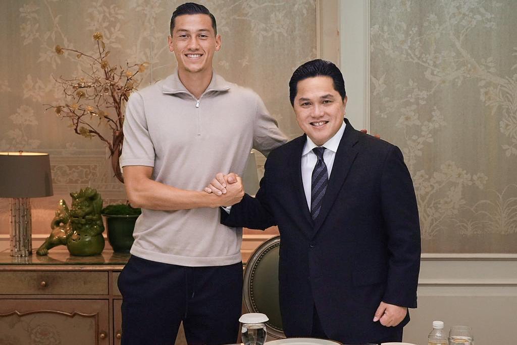 BELA MERAH PUTIH: Jay Idzes bersama Ketua Umum PSSI Erick Thohir pada akhir tahun 2023.&nbsp;FOTO: INSTAGRAM JAY IDZES  &nbsp;