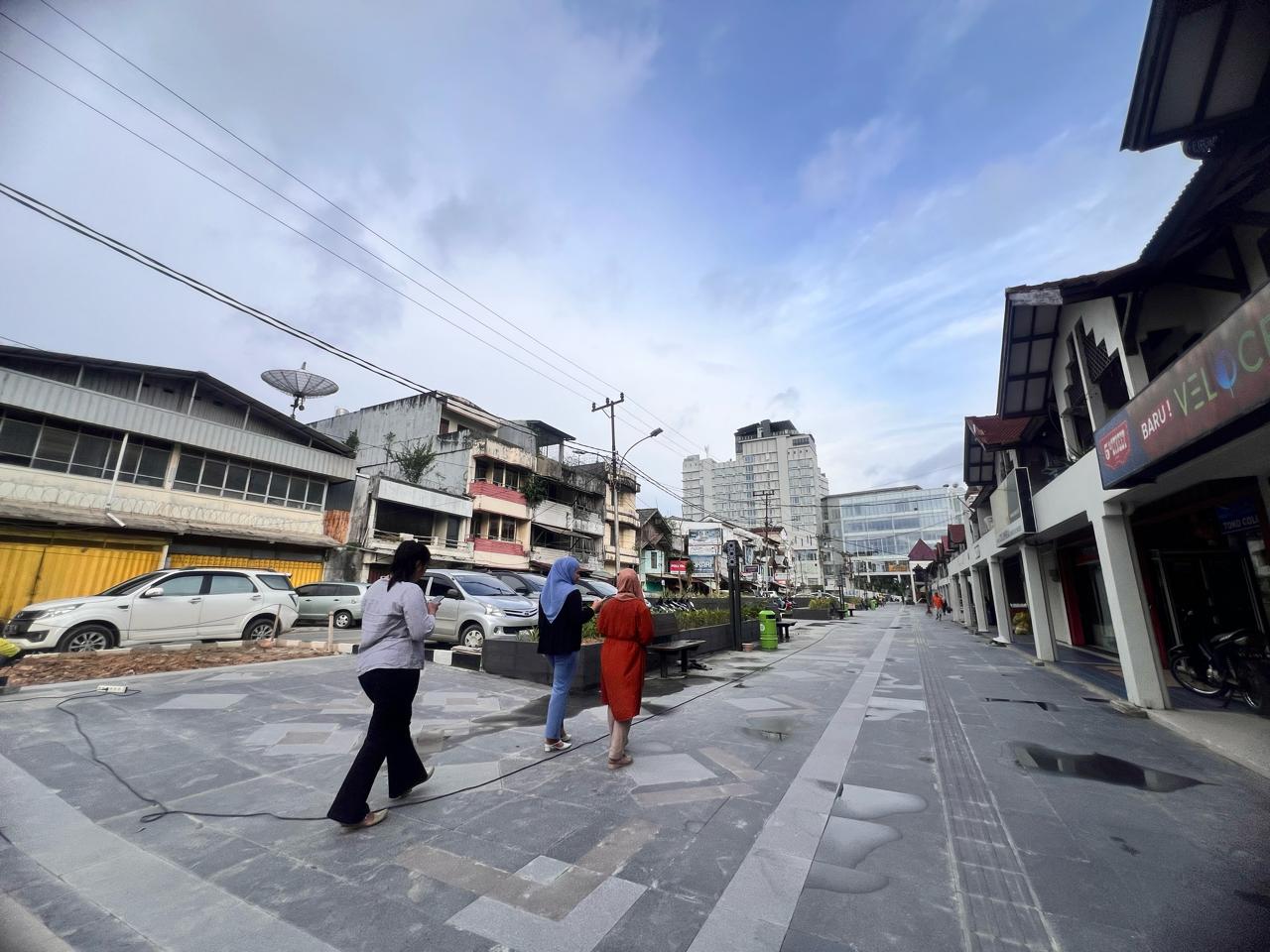 DISKUSI: Suasana pedestrian kawasan Citra Niaga di Jalan Niaga Utara, Kecamatan Samarinda Kota, setelah revitalisasi tahap pertama, Senin (12/2).&nbsp;DENNY SAPUTRA/KP