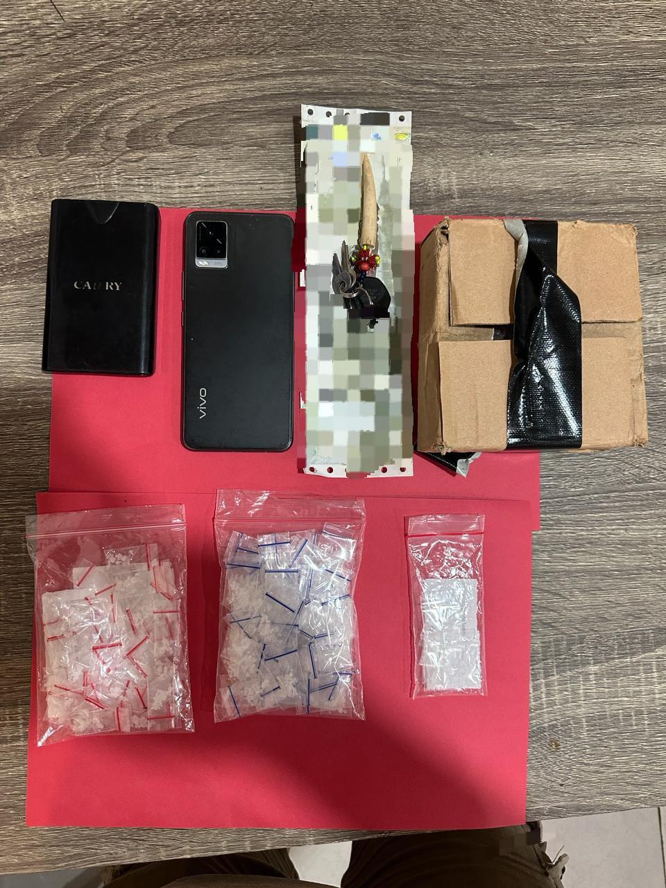 BARANG BUKTI: Sabu-sabu yang sudah dibungkus rapi oleh DA, mengantarkannya ke balik jeruji dengan sangkaan sebagai pengedar.