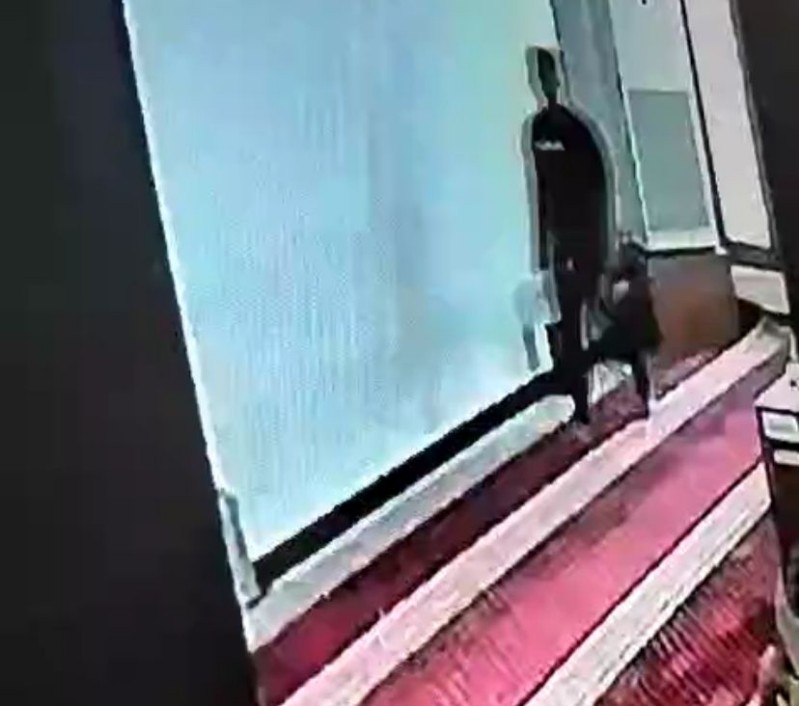 Tangkapan layar rekaman CCTV menunjukkan terduga pelaku pencurian sedang menenteng kotak infak di Masjid Baitul Aman, Polresta Balikpapan.