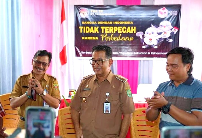 Pj Gubernur Akmal Malik meninjau TPS.