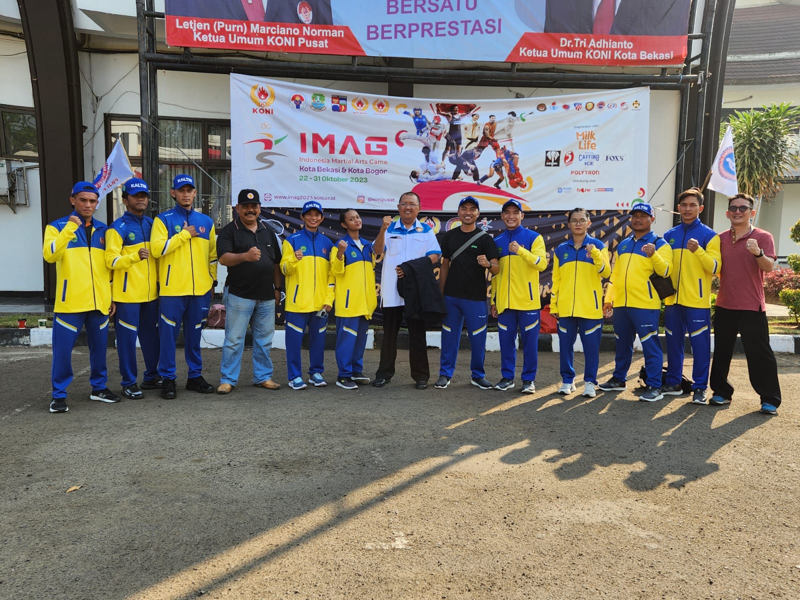 BERSEMANGAT: Pengprov JI Kaltim bersama tujuh atlet jujitsu yang akan mentas di PON XXI/2024 Aceh-Sumatra Utara.&nbsp;ISTIMEWA