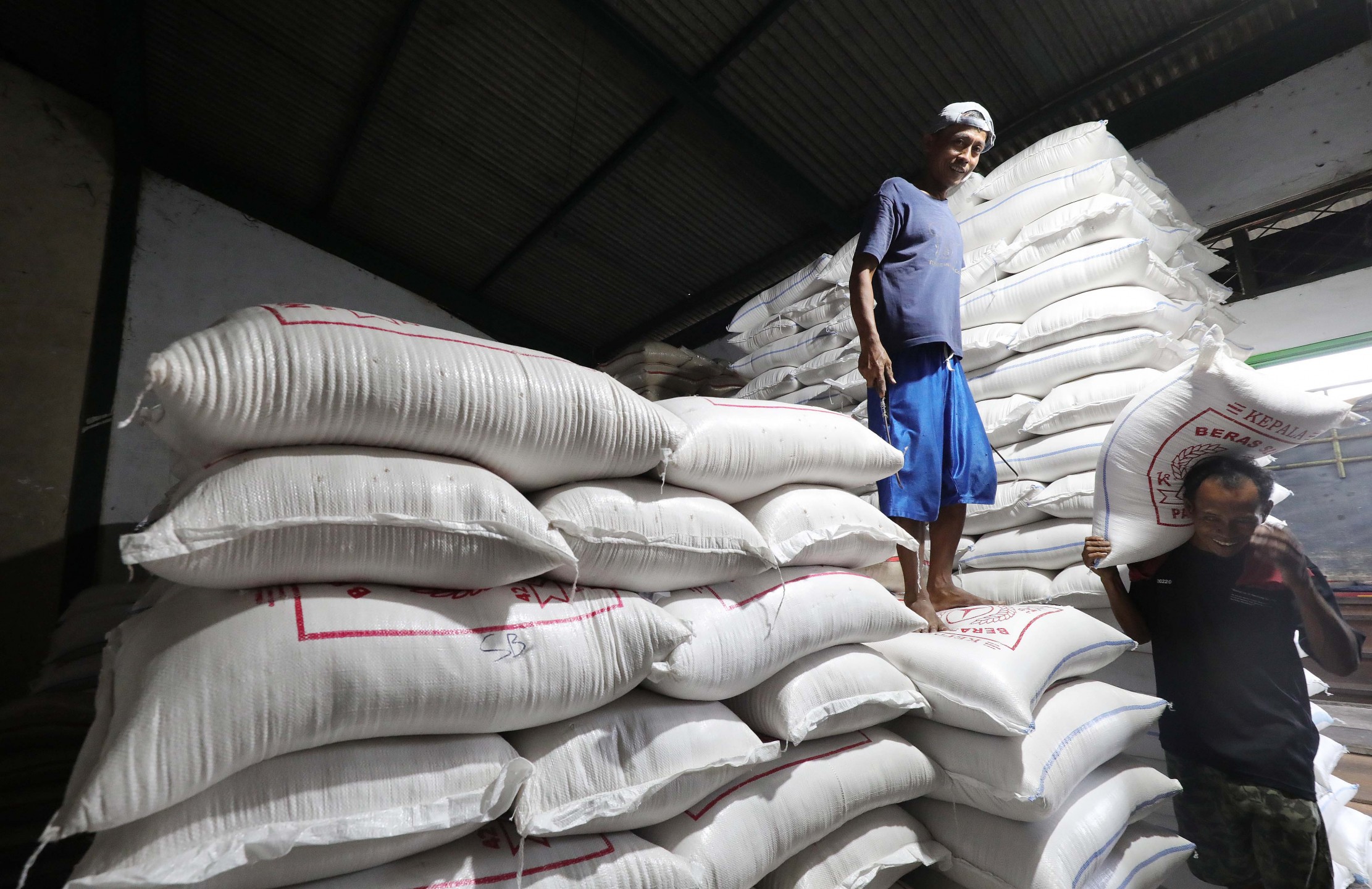 MULAI TERKENDALI: Pemerintah langsung memberikan intervensi atas mahalnya harga beras. Sebab, beras mulai sulit ditemukan di pasaran.
