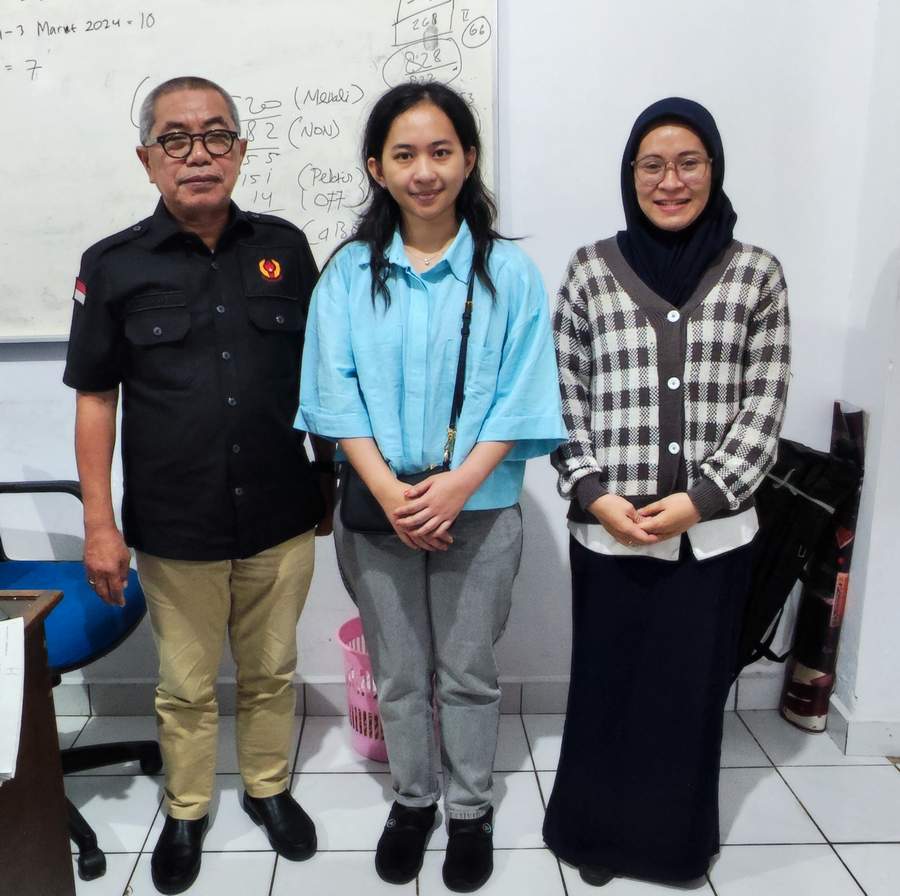 JALANI TES FISIK: Ketua KONI Kaltim Rusdiansyah Aras menyambut kedatangan dua pecatur Kaltim, Chelsie Monica Ignesias Sihite (tengah) dan Yuliana Santosa (kanan) di Sekretariat KONI Kaltim.