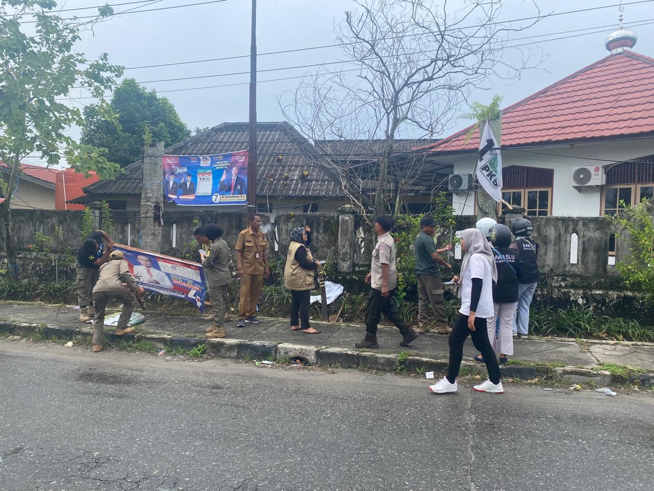 BERSIHKAN: Tim gabungan di Kecamatan Balikpapan Selatan melakukan penertiban sejumlah APK di beberapa ruas jalan yang belum dibersihkan peserta pemilu.