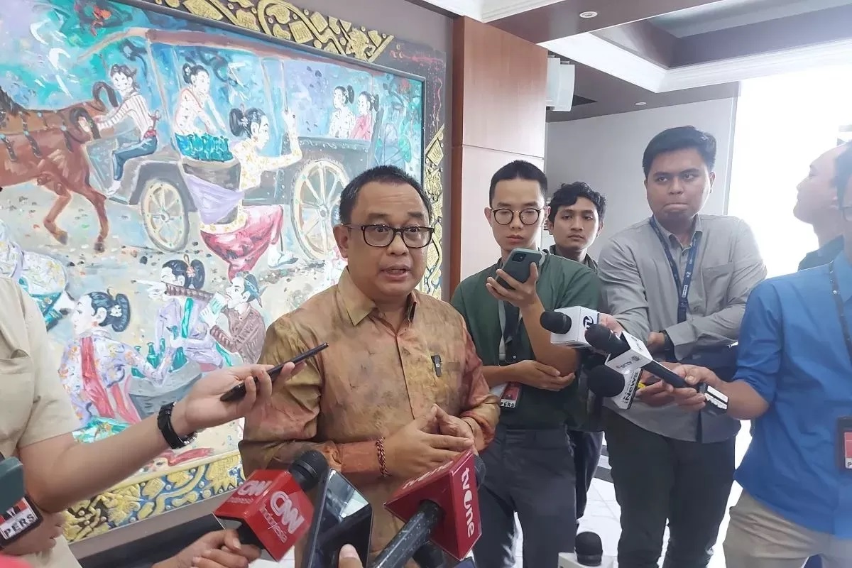 Koordinator Staf Khusus Presiden Ari Dwipaya saat menyampaikan keterangan pers di gedung Sekretariah Negara. (Antara)