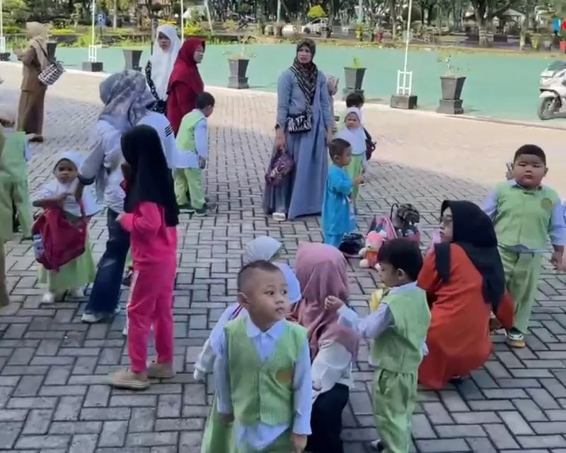 PANIK: Anak-anak TK dan KB Aisyiyah berlarian meninggalkan Perpustakaan Tapin karena ada gempa, Selasa (13/2/2024).(foto: Rasidi Fadli/Radar Banjarmasin)