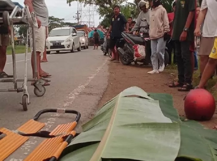 KORBAN LAKALANTAS: Korban sebelum dievakuasi dari TKP kecelakaan maut di Desa Sungai Purun Kecil. (ISTIMEWA)