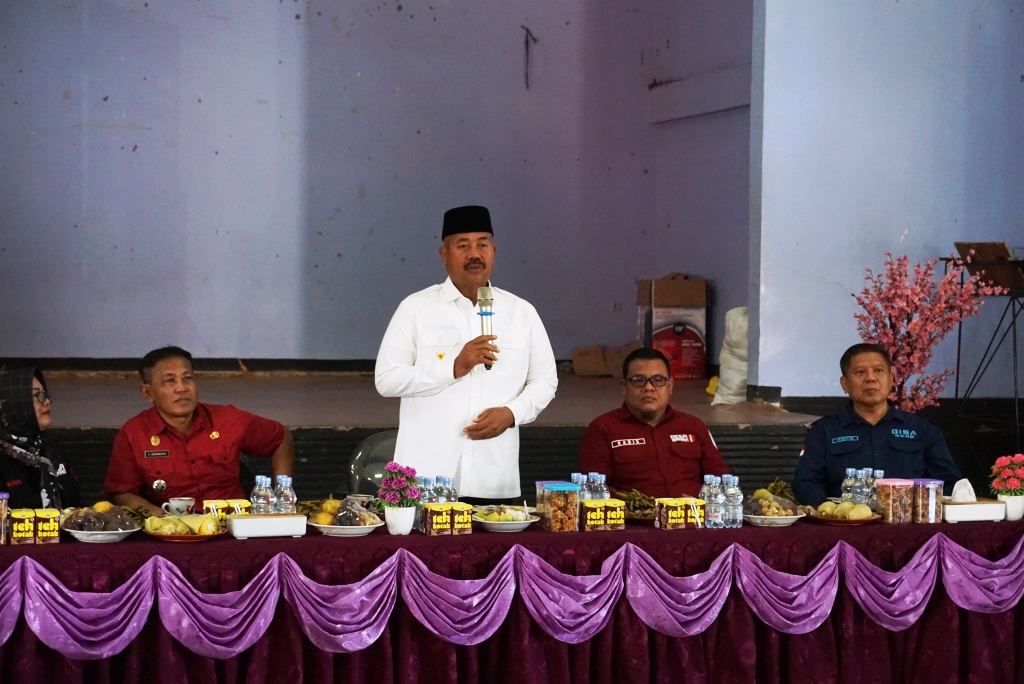 MONEV: Bupati Edi Damansyah didampangi sejumlah pimpinan OPD terkait melakukan monitoring dan evaluasi penggunaan dana program Rp 50 Juta Per RT di Loa Kulu.&nbsp;PROKOM  &nbsp;