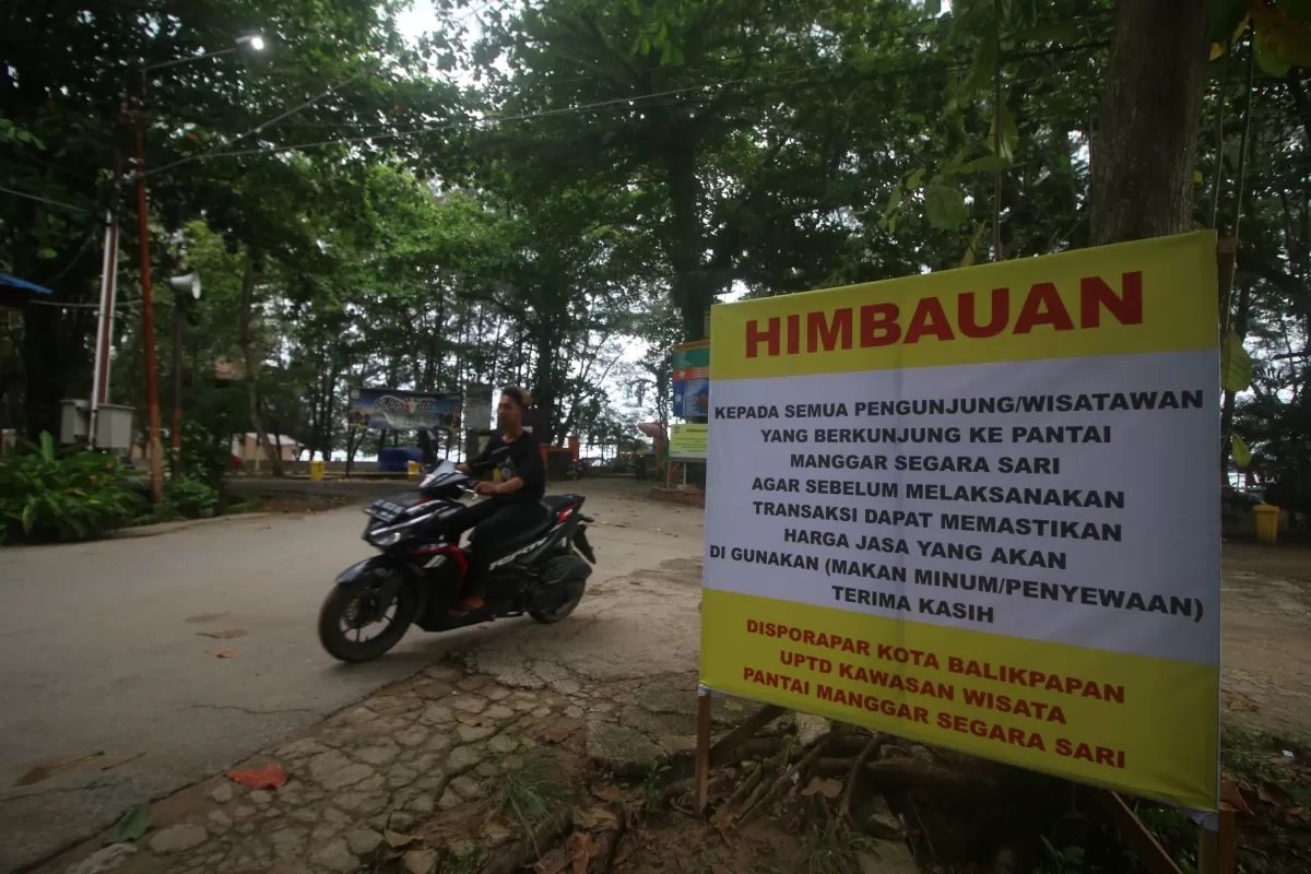 HARUS TRANSPARAN: Spanduk dari Disporapar yang mewajibkan pedagang Pantai Manggar mencantumkan harga yang jelas pada menu makanan atau minuman.