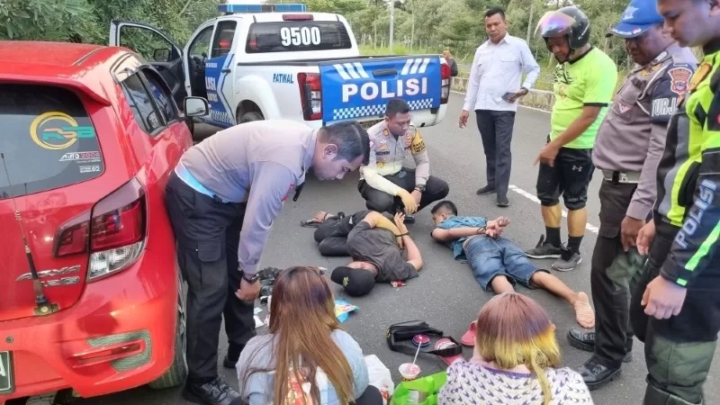 KEPERGOK: Petugas Satlantas Polres Banjarbaru menangkap basah empat orang pesta sabu di kawasan Gubernuran pada Kamis, 21 Desember 2023 lalu. Namun baru dirilis polisi, Senin (12/2). (FOTO: SATLANTAS)