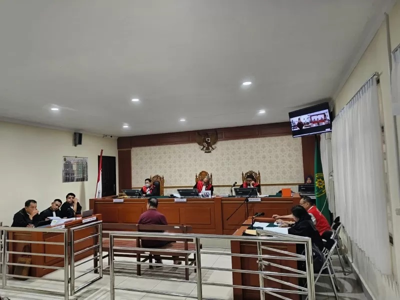 SAKSI: Satria Gunawan alias Babah sebagai tersangka Tindak Pidana Pencucian Uang (TPPU) narkotika Fredy Pratama alias Miming dijadikan saksi dalam perkara Lian Silas di PN Banjarmasin, Senin (12/2).