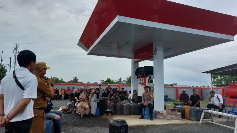 SEPAKAT: Nelayan pemilik kapal di Desa Tabanio, Kecamatan Takisung menghadiri pertemuan di SPBUN setempat untuk menyelesaikan masalah penyaluran solar bersubsidi. (Foto : Norsalim Yahya)